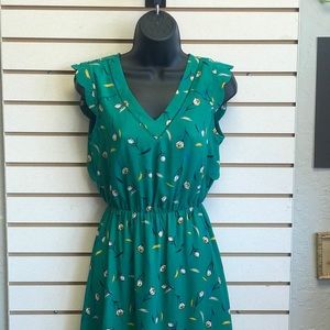 41 Hawthron Green Floral SL V Neck w/ Ruffle Keyhole back. Size M
